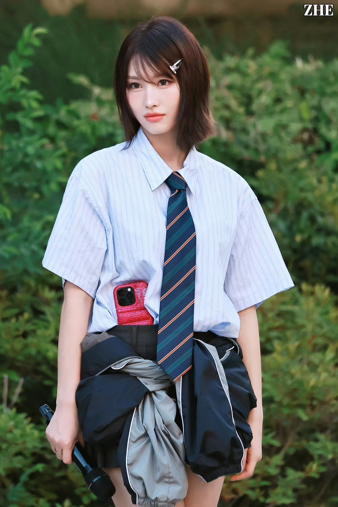 【平井桃】twice回归 今天的她，又把发夹夹在右边了；手机壳还是那个红色的，绑