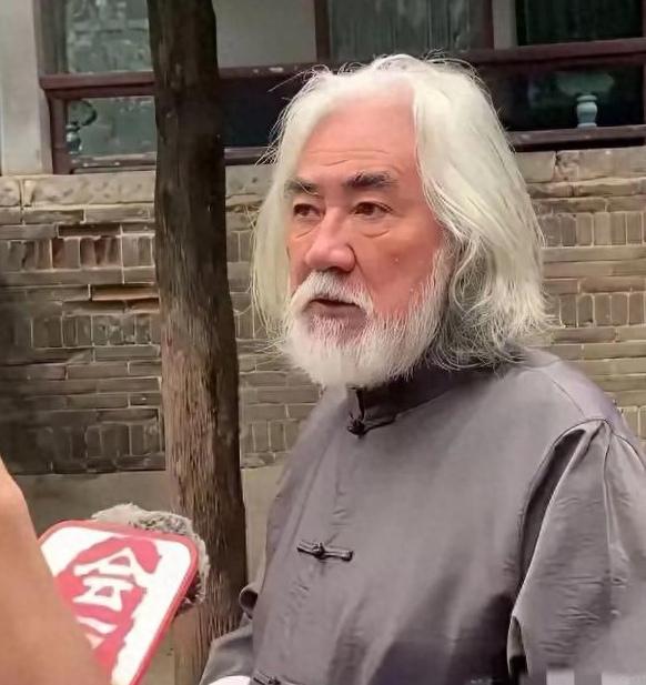 张纪中这波“焕新”太惊喜了！剃了胡子染了黑发，整个人看着清爽不少，说年轻20岁真