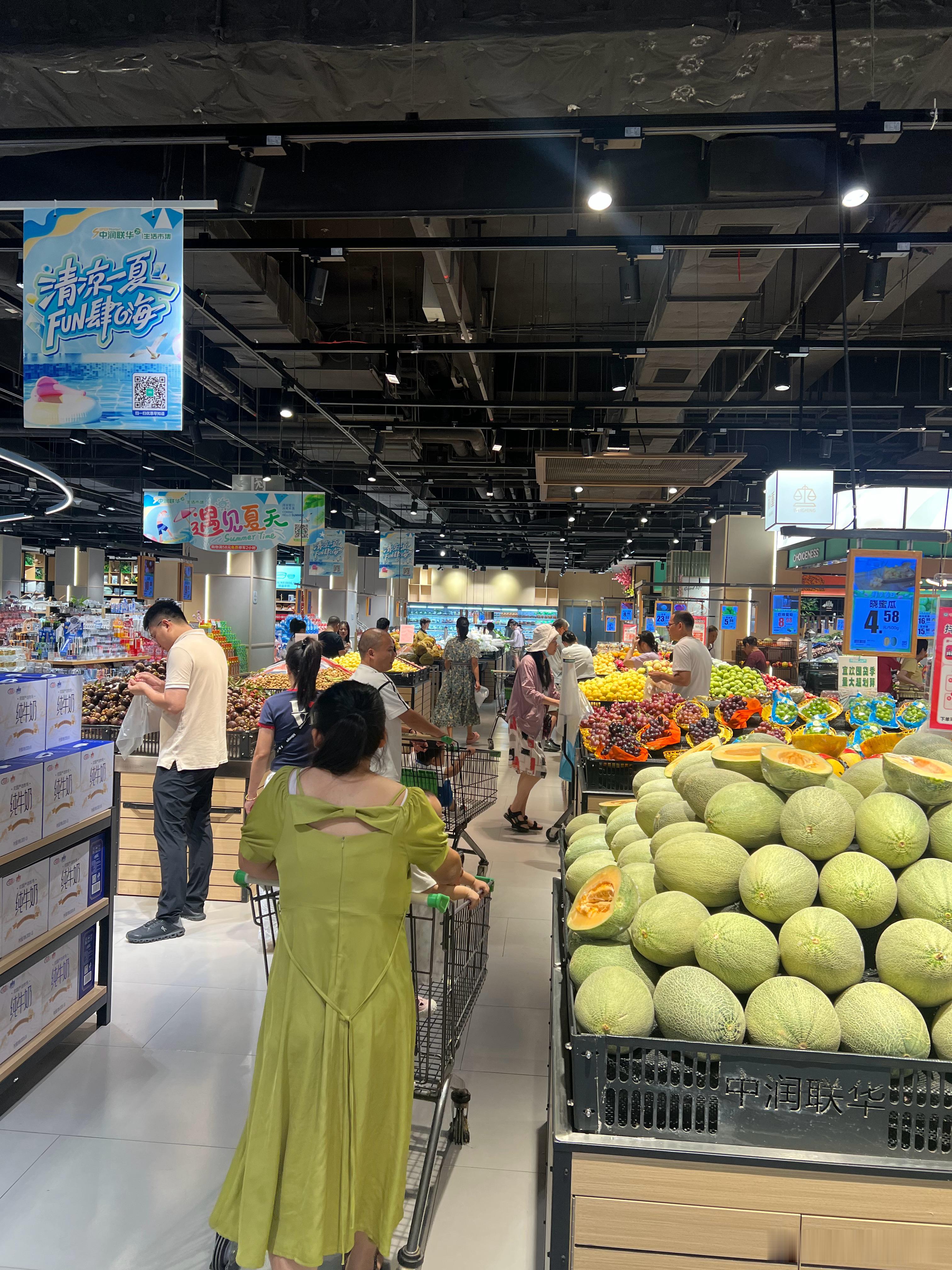 9号台风“巴威”即将来临，火速冲进去超市囤货，哈蜜瓜生鲜速食全部装满购物车，雨天
