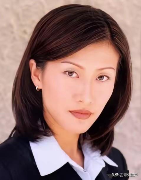 2001年，陈慧珊为了抱紧梁锦松的大腿，主动抛弃了自己的丈夫，不曾想，梁锦松却因