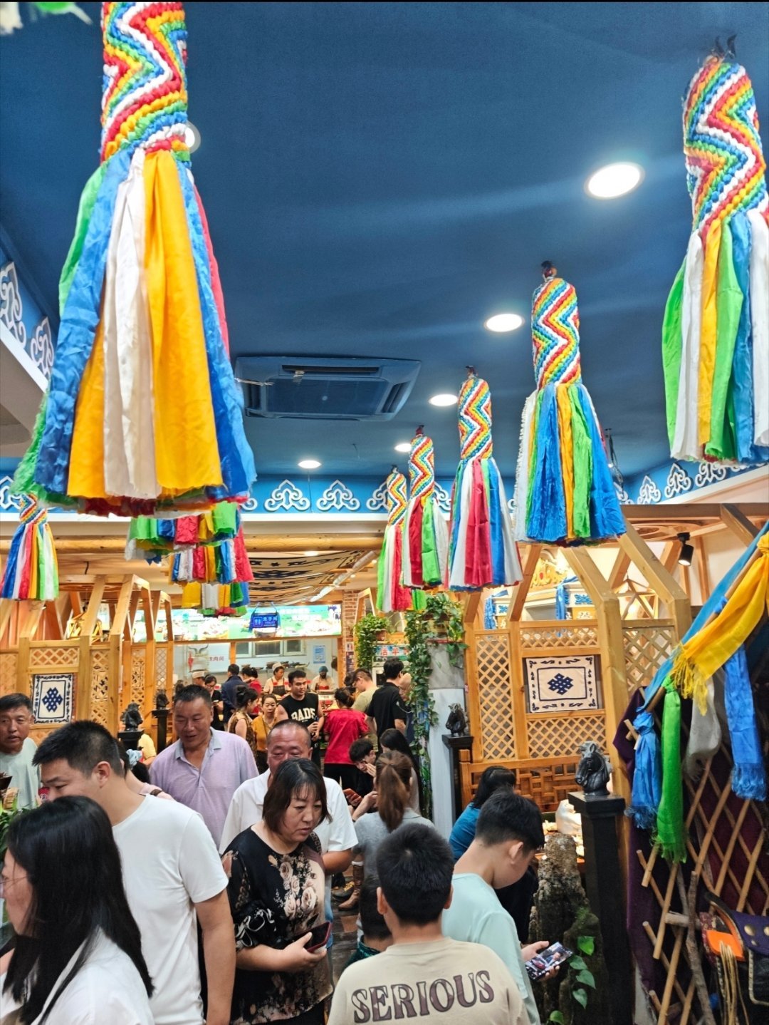 现在都八点半了，还这么多人拿号排队吃饭 
