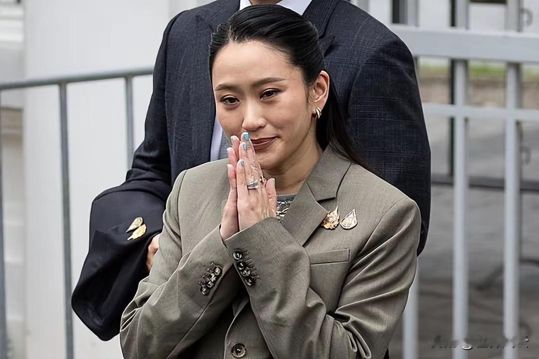 情况突发，佩通坦宣布辞职！
为泰党进入战斗模式，阿努廷与军方算错了。
当地时间1