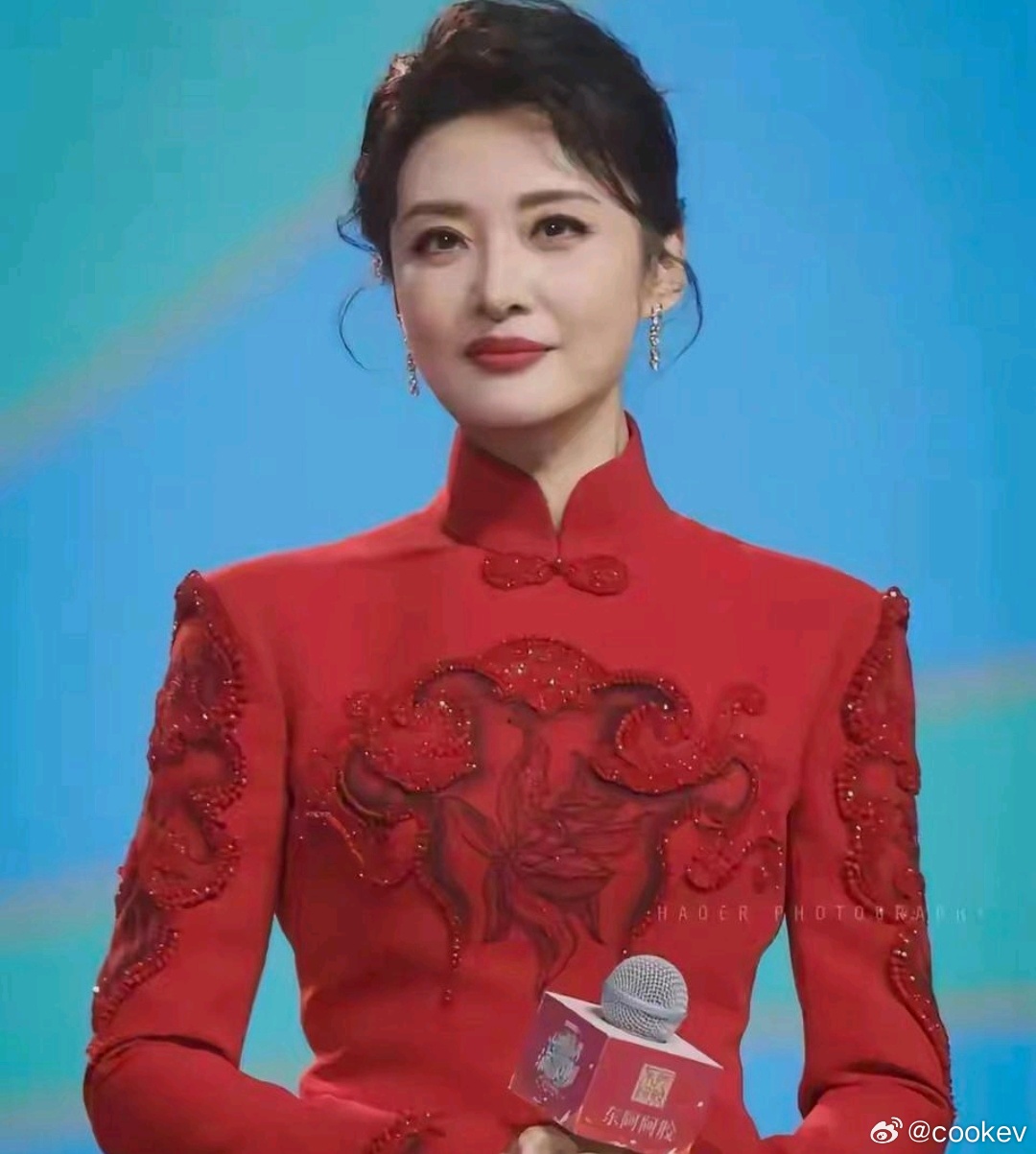 女主持人里面的周涛真的是让人想不通她在央视明明是个处级干部，有正式编制，手握别人