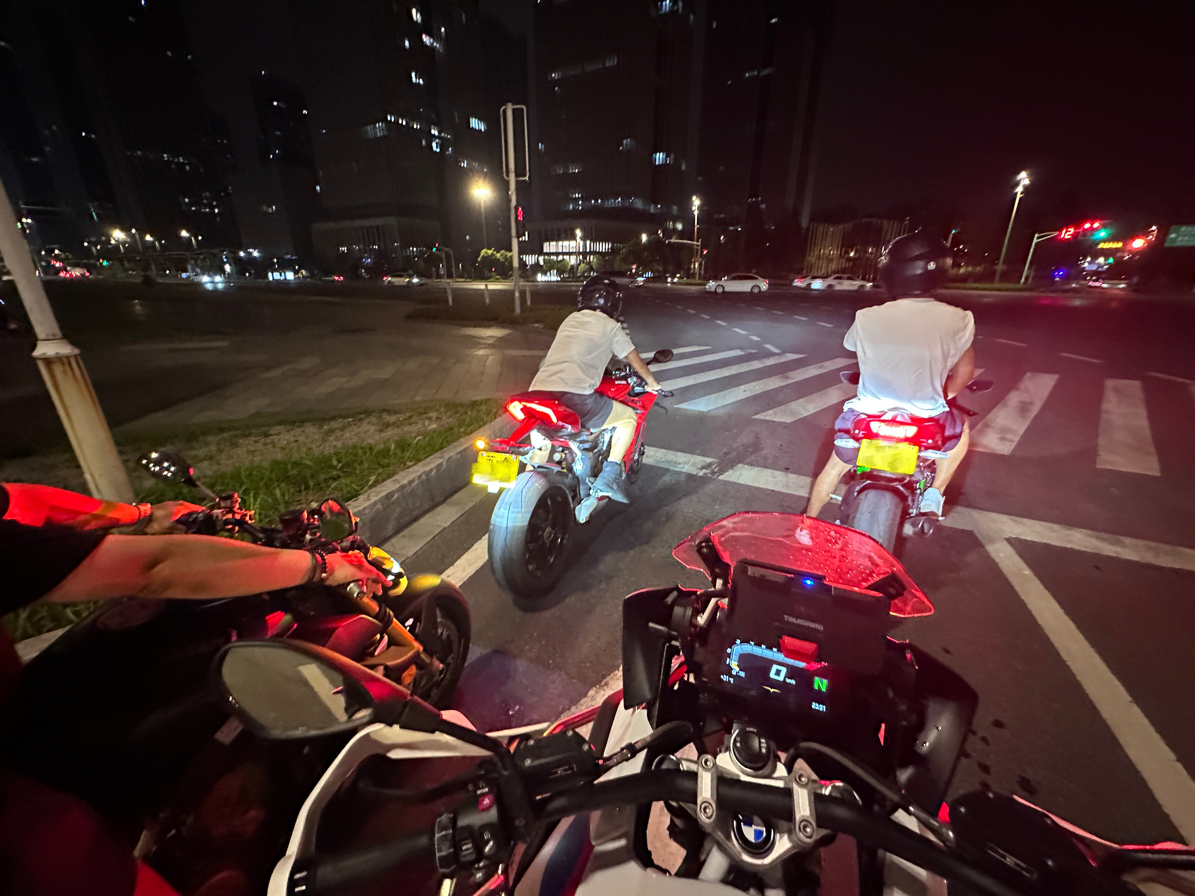 车多的好处就是可以随时张罗一帮哥们溜车想骑啥就骑啥[酷]  ​​​