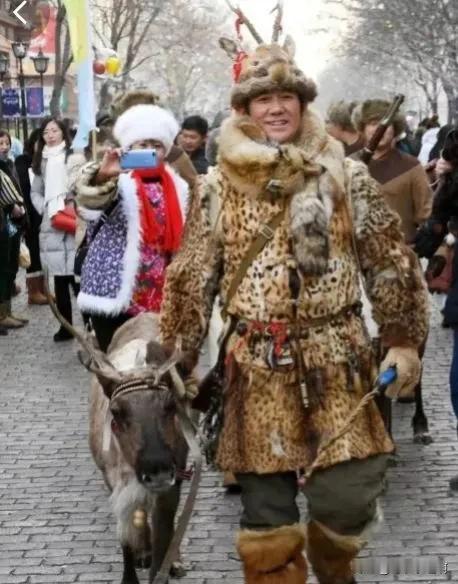 神秘的鄂伦春族长辈们现身哈尔滨，身穿传统服装，头戴孢角帽，压迫感十足，高大威猛，