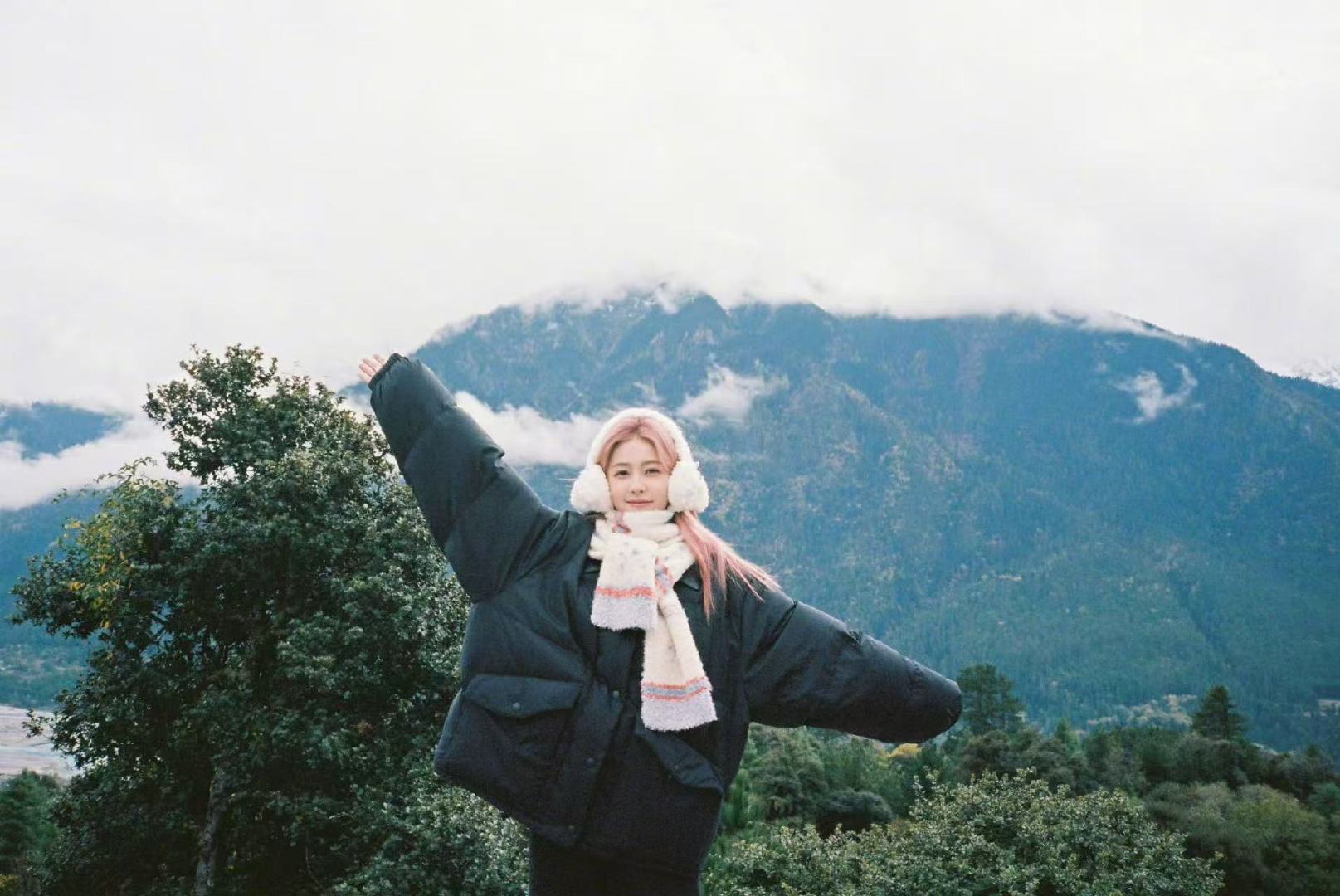 白鹿白鹿叫自己粉菠白鹿粉发游客照好乖的粉菠 