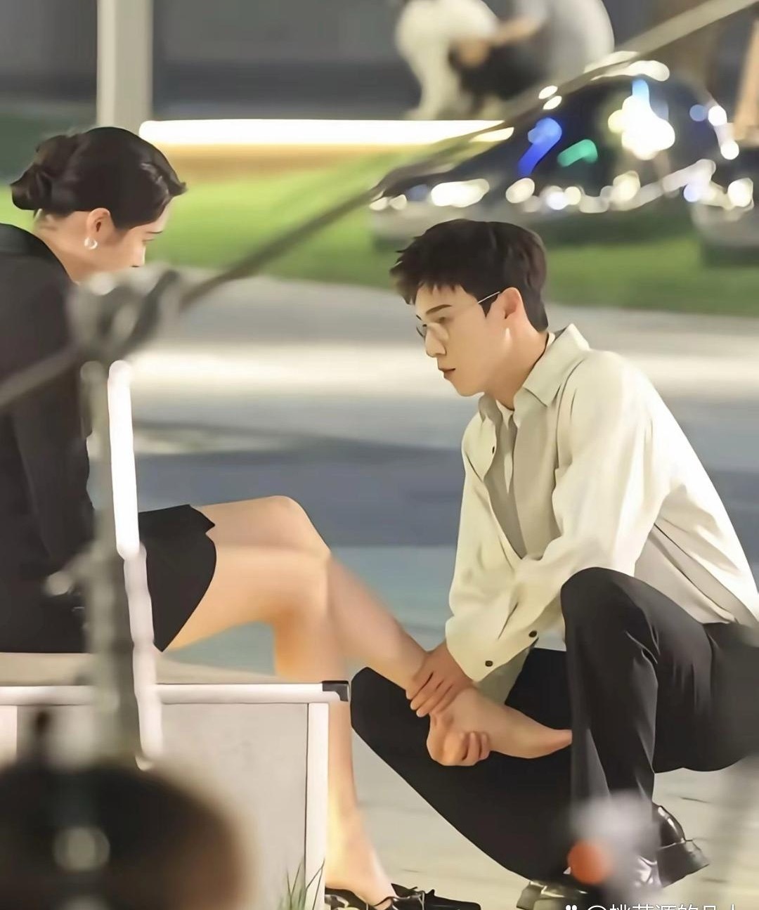 关晓彤这脚真不小，也不怪她个子高，关晓彤真是越看越好看，大长腿是她的特色。 