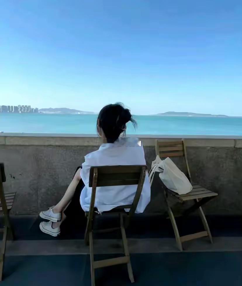 巨蟹男有时会在信任的人面前流露出天真的一面，但一旦他们有意隐瞒某些事情，内心便会