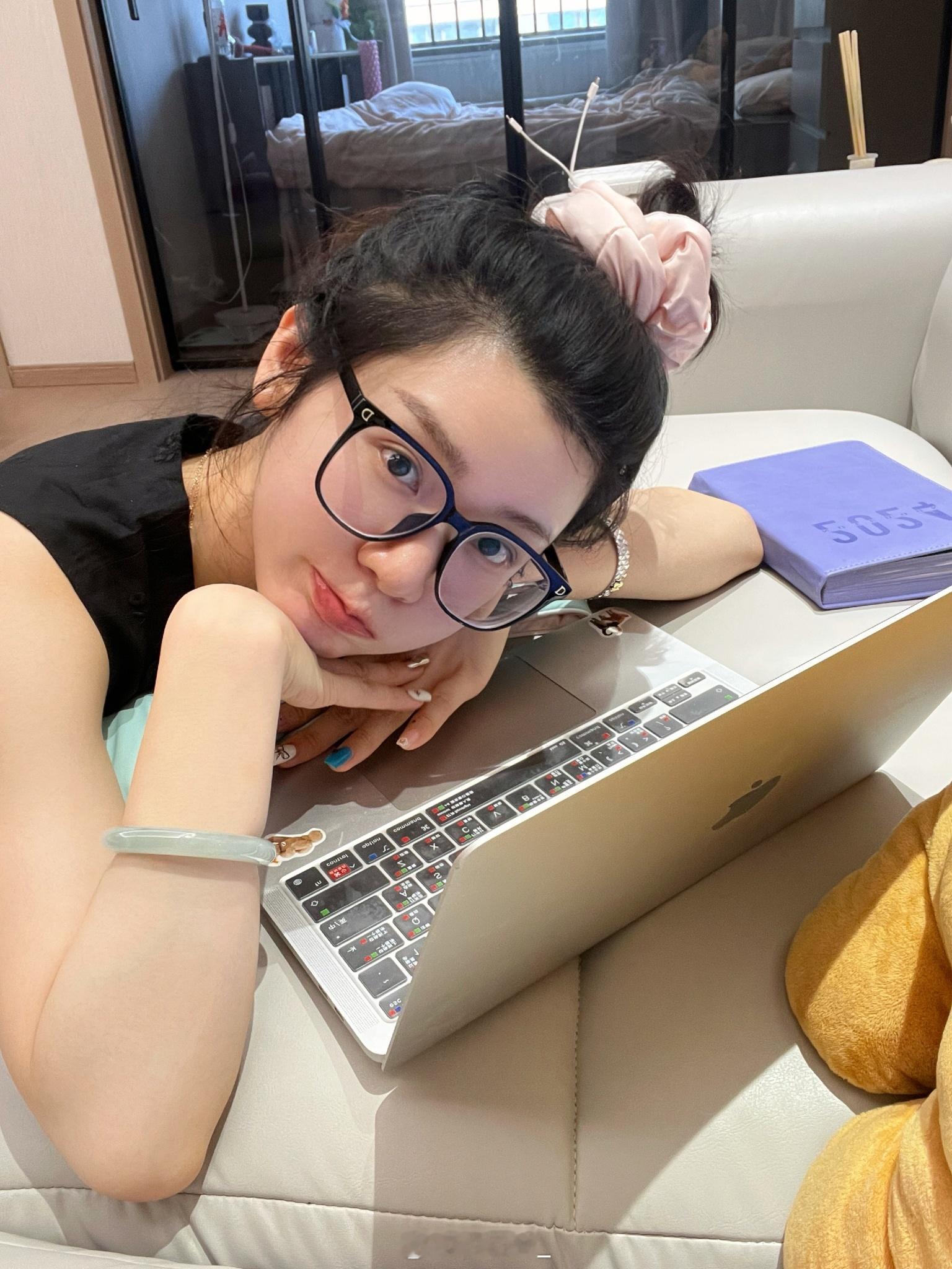 今天剪vlog了 还没配音幸福的休息日就这么溜走了#付四金[超话]# ​​​