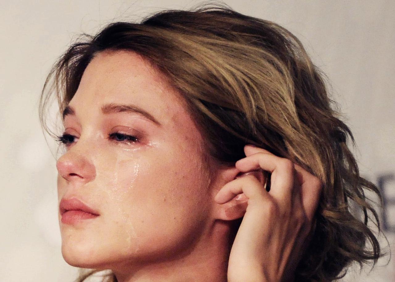 新一代“法兰西之花“蕾雅·赛杜”
一张很有故事感的脸
配上她有点迷离的眼神和那颗