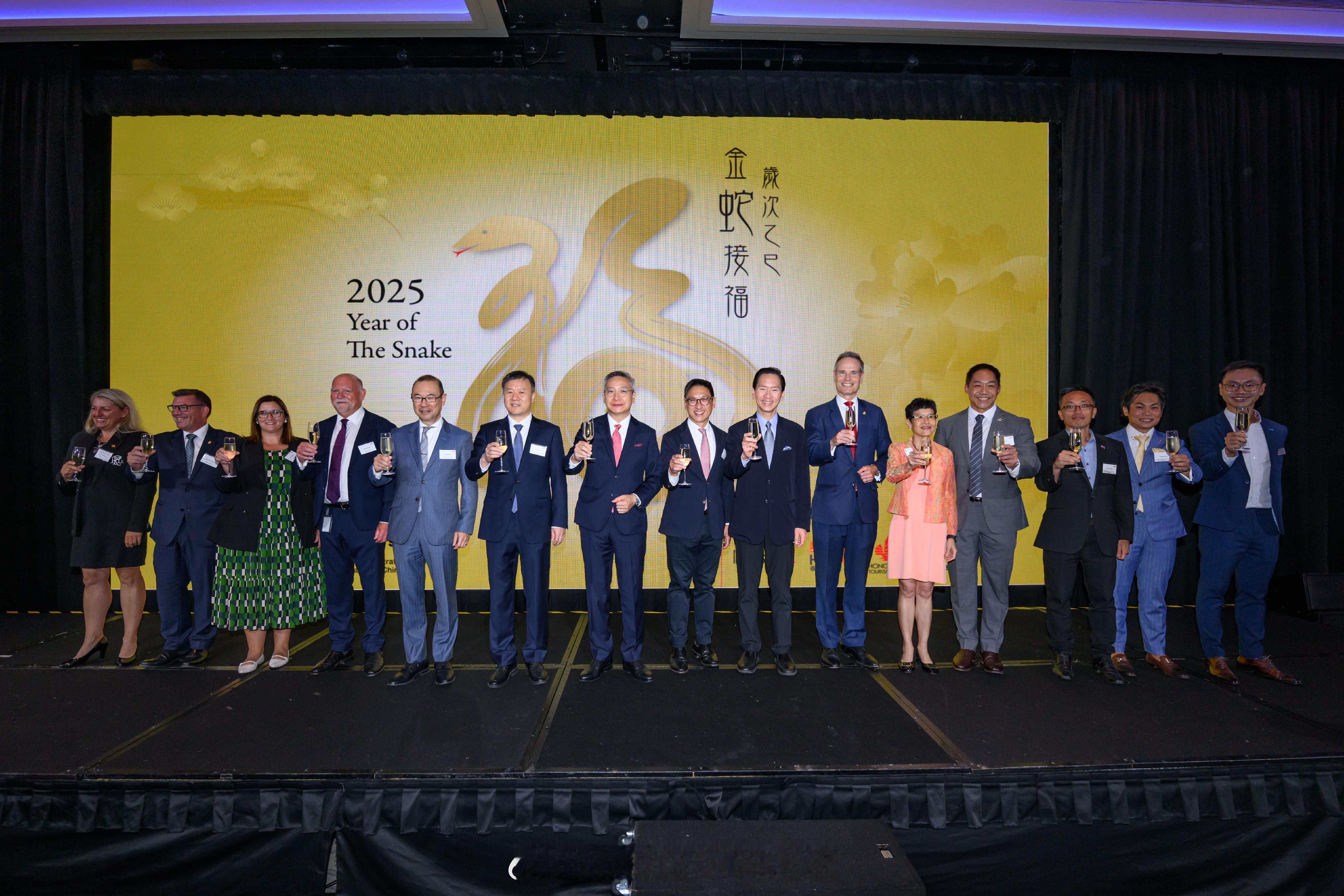 慶祝蛇年來臨  财经  资本市场  「 澳洲  悉尼  經貿辦在悉尼舉行酒會慶祝