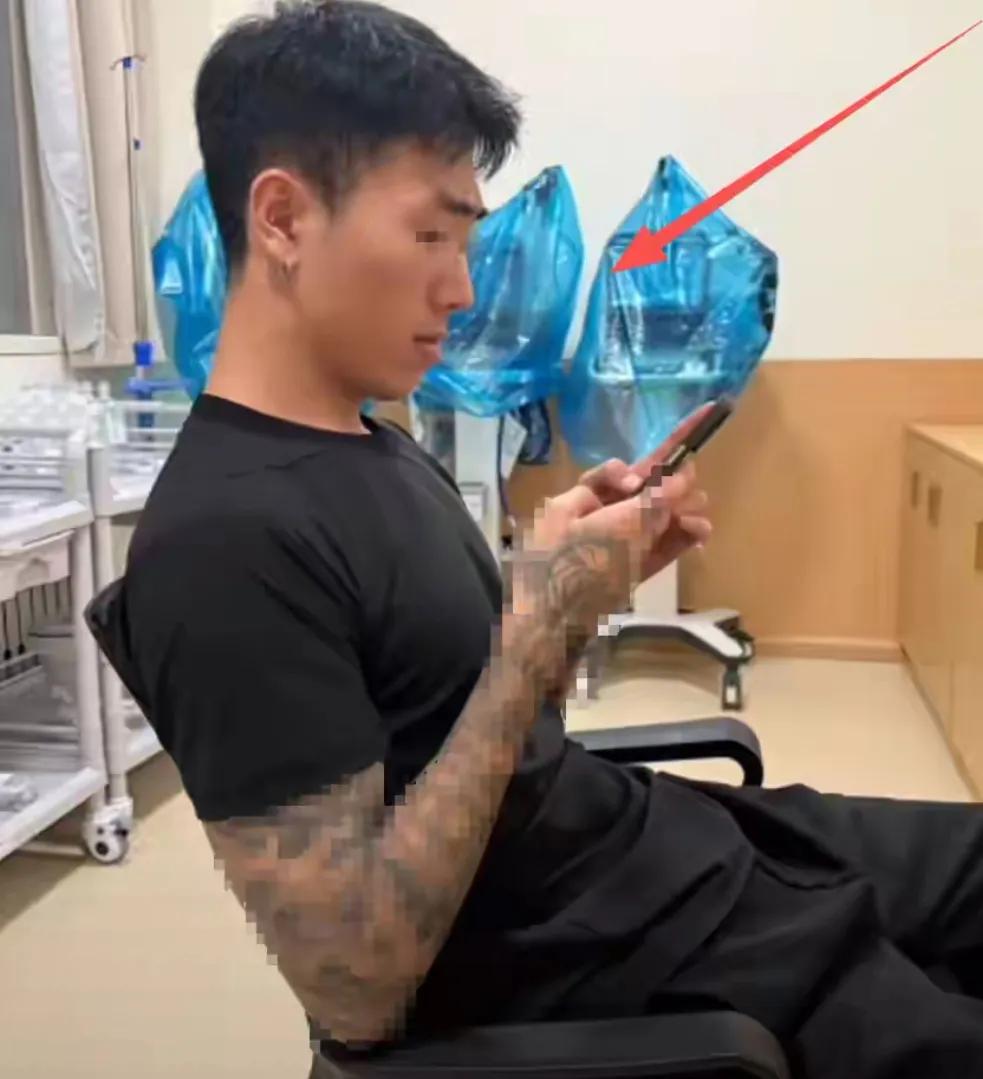 近日，青岛一女护士让男友陪同上夜班，并前往无菌室配药贴标签的事，引起了很多人网友