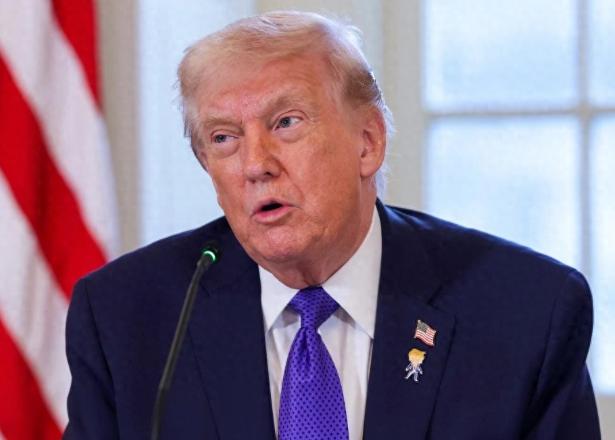 不可一世的特朗普终于低下了高昂的头颅，竟然在共和党内部会议上发出了近乎绝望的求救