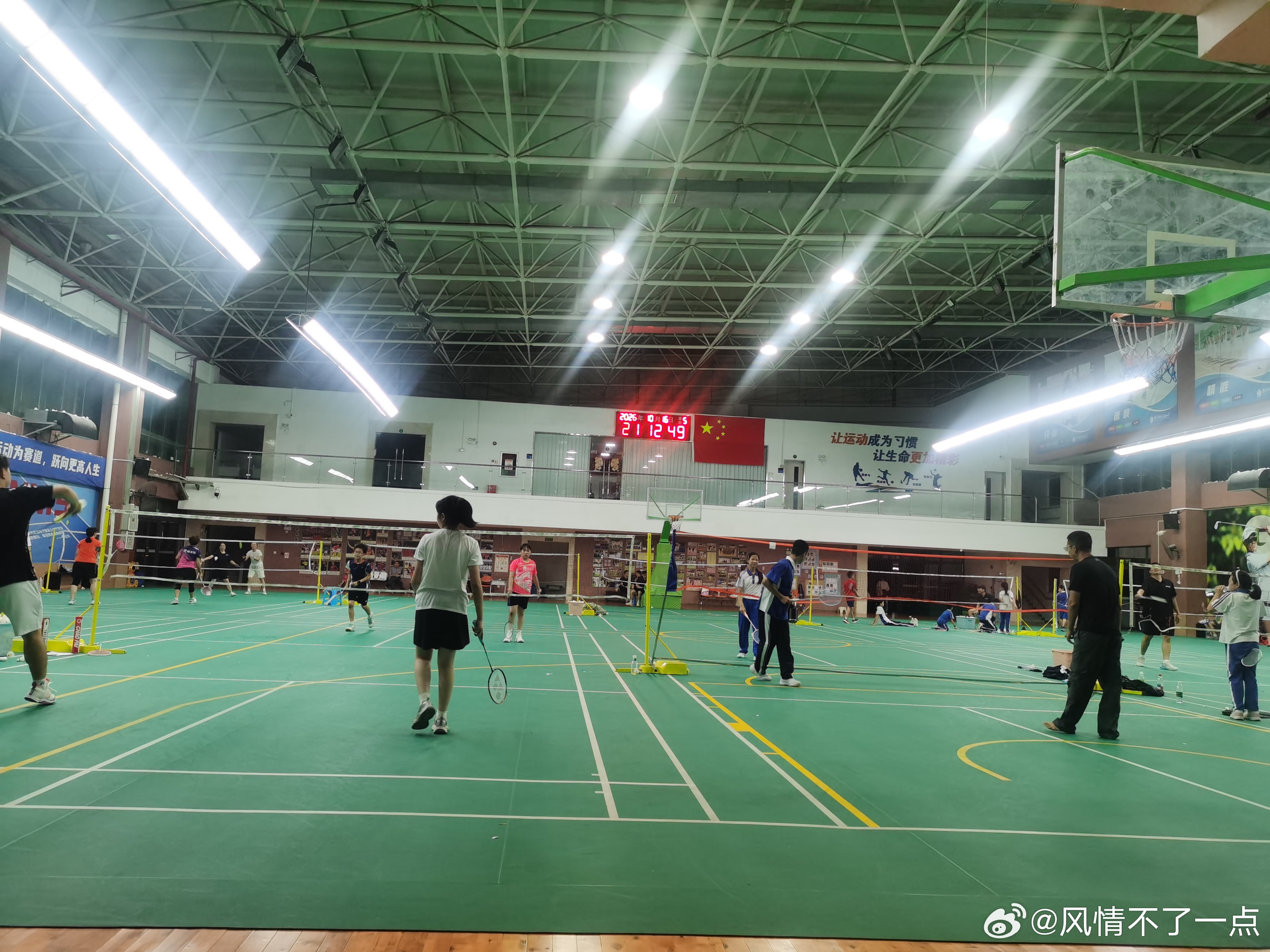 九点多的球场，充满了青春活力 ​​​
