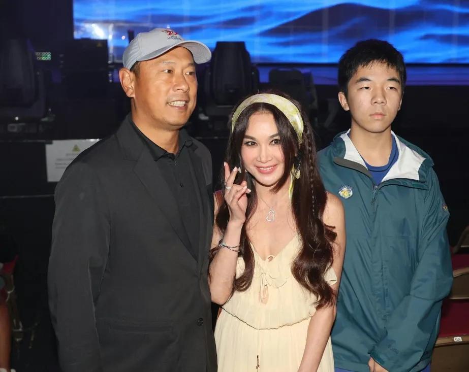 哎呀，资深美女和她万年不变的“三件套”！

哈哈，你知道到底是什么吗？

话说这
