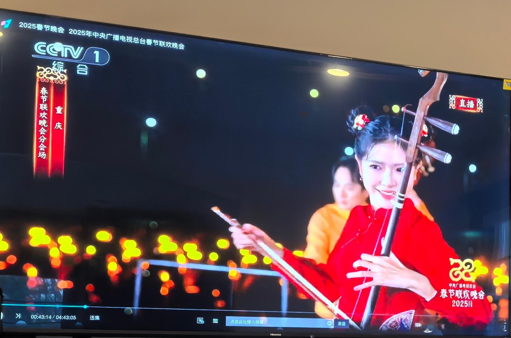 春晚最惊喜的国风少女 今年春晚，有个小女孩用二胡惊艳了所有人！她是陈依妙，年纪小