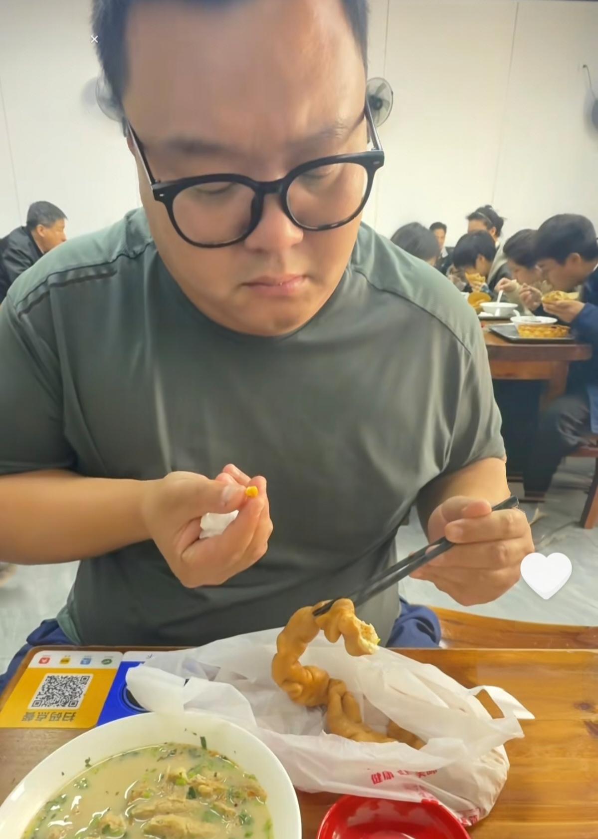 吃猪大肠吃出了玉米粒，这位小哥赚了，荤素搭配，营养全面！
根据我的经验，这只猪可