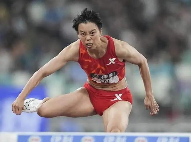 厦门钻石联赛赛后，吴艳妮、刘景扬同场成绩引发热议。
吴艳妮跑出赛季最佳，刘景扬成
