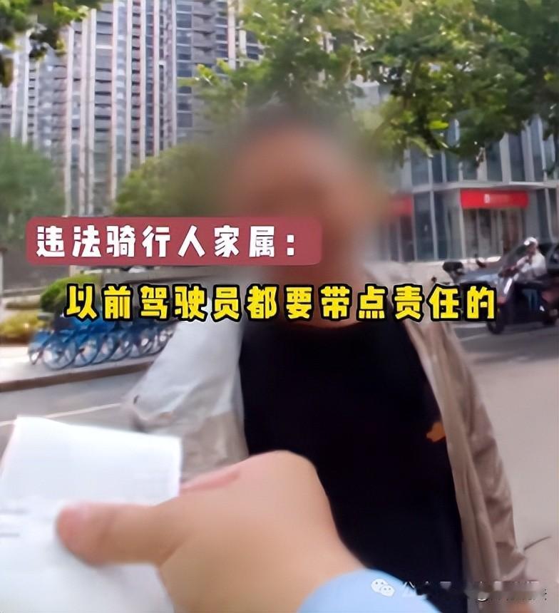 “汽车撞单车，司机怎么都该担点责任？”上海，一阿姨骑着自行车，照例想抄近路去马路