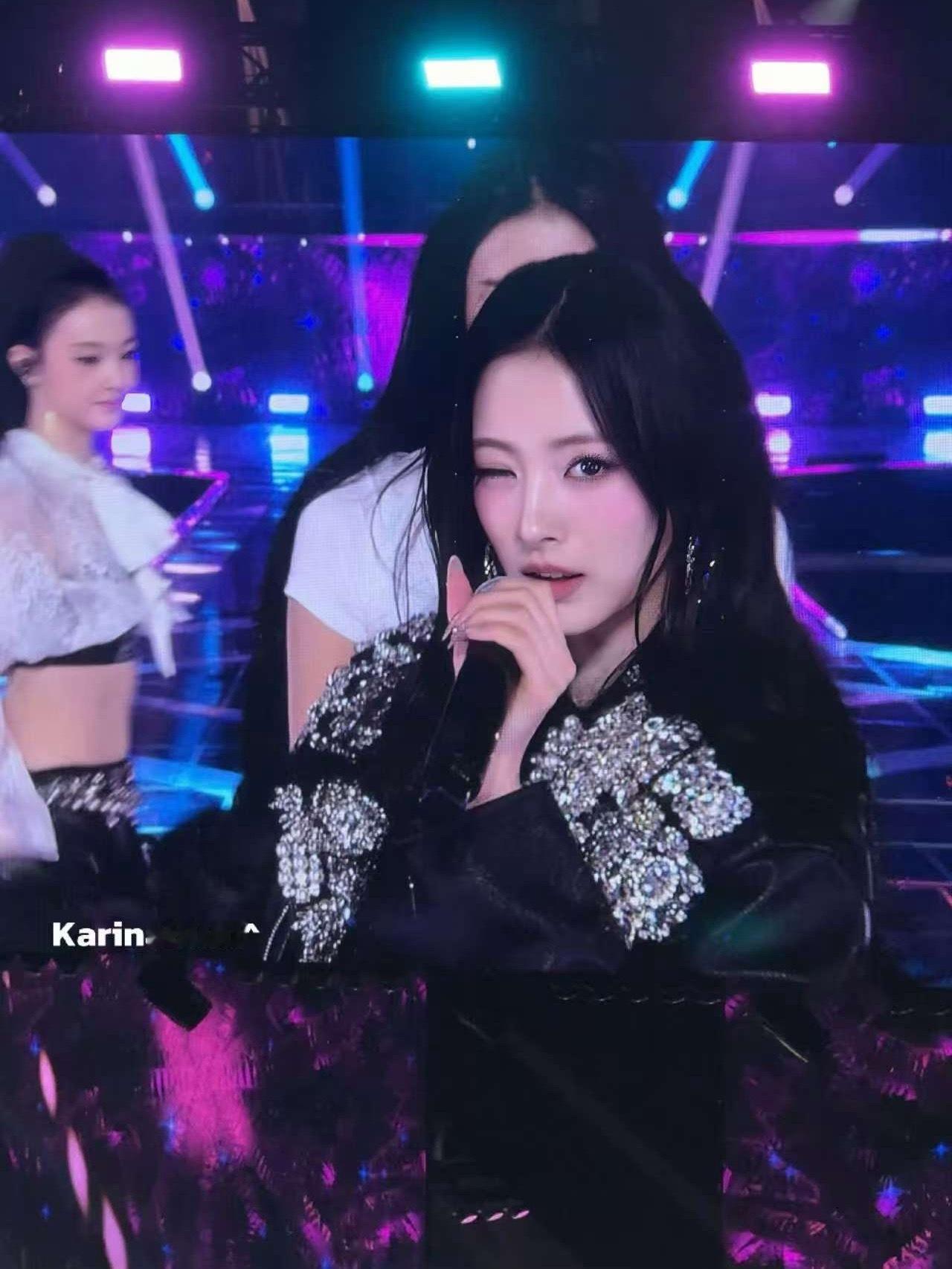 宁艺卓最新舞台造型 状态好好啊 