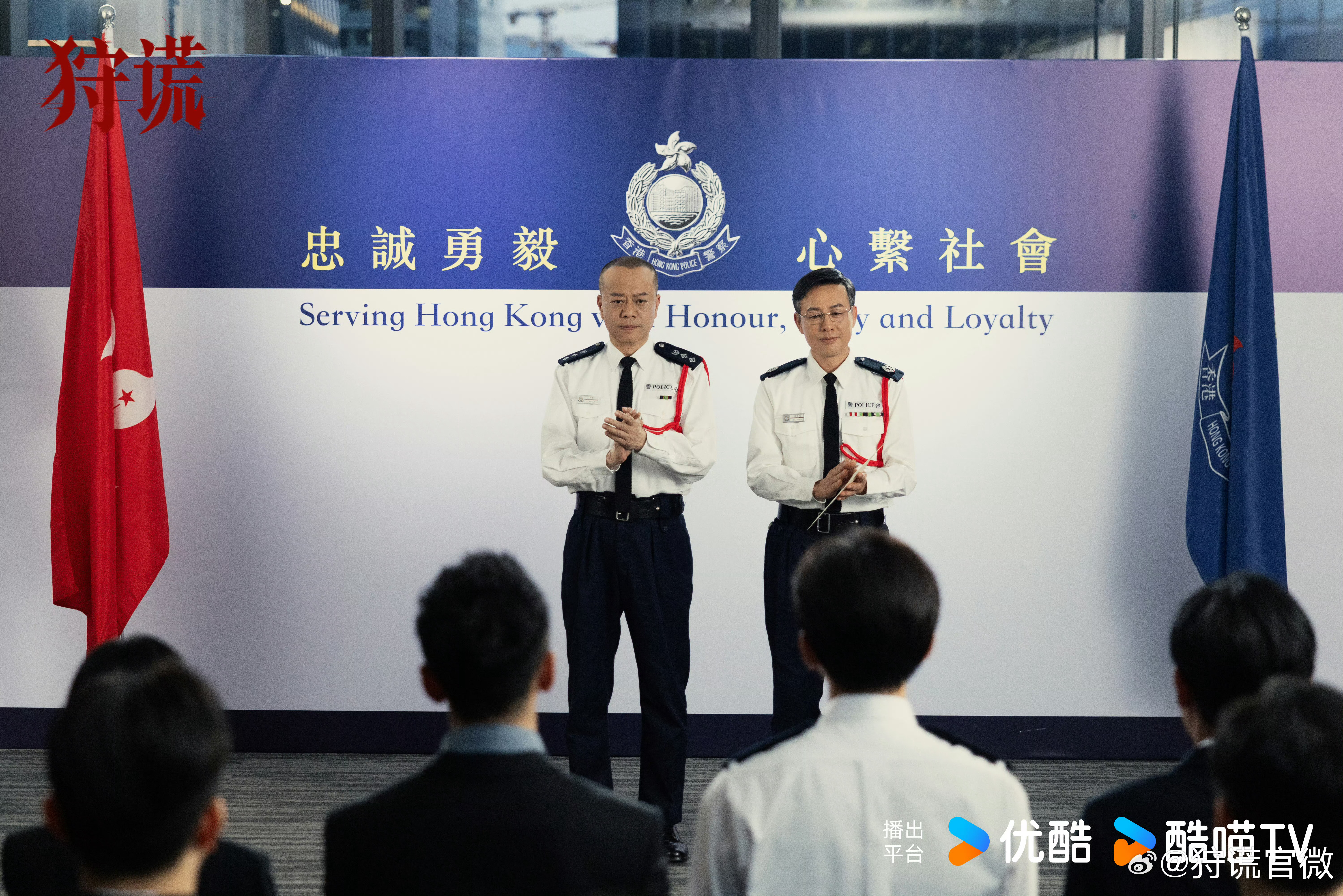 坐得笔笔正正头圆圆的穿白色警服的这位，能不能转过身来看看​​​