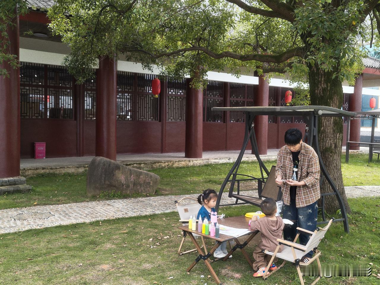 周末，妈妈带着孩子在这儿休闲是多么的享受，多么的幸福带娃住风景里 。