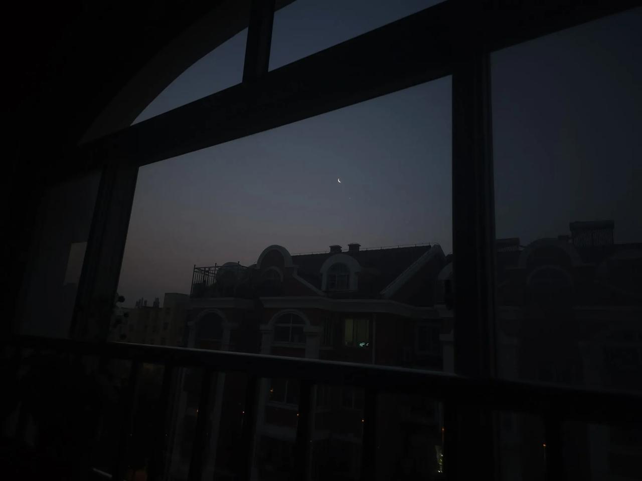 王铎：凌晨，金星合月美极了！

朋友们，今天凌晨四点十五分，天还蒙蒙亮，我站在卧