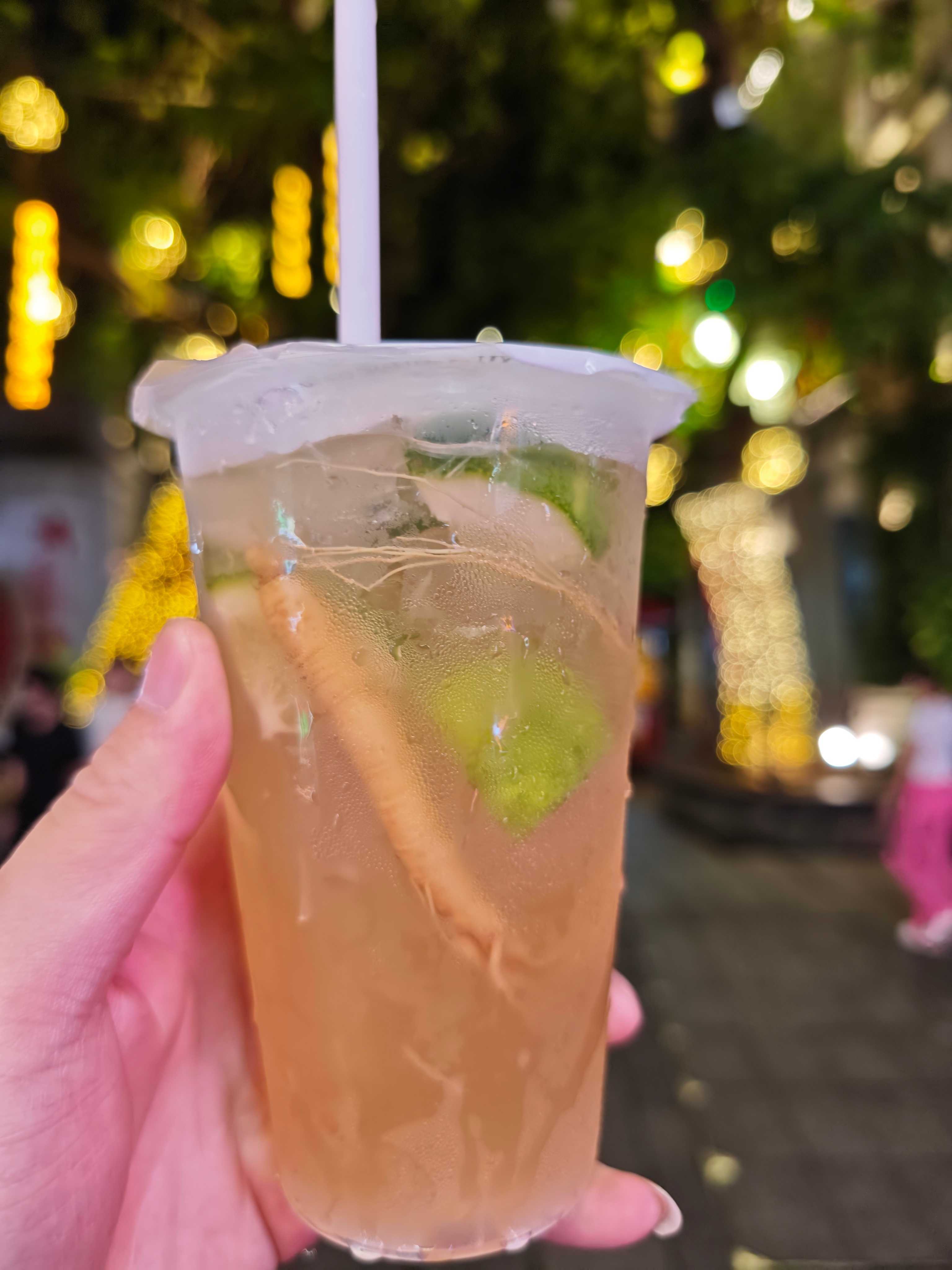 爽了爽了，点杯柠檬水，竟然还有添加中药款的，里面有个完整的人参，妙呀[喵喵] ​