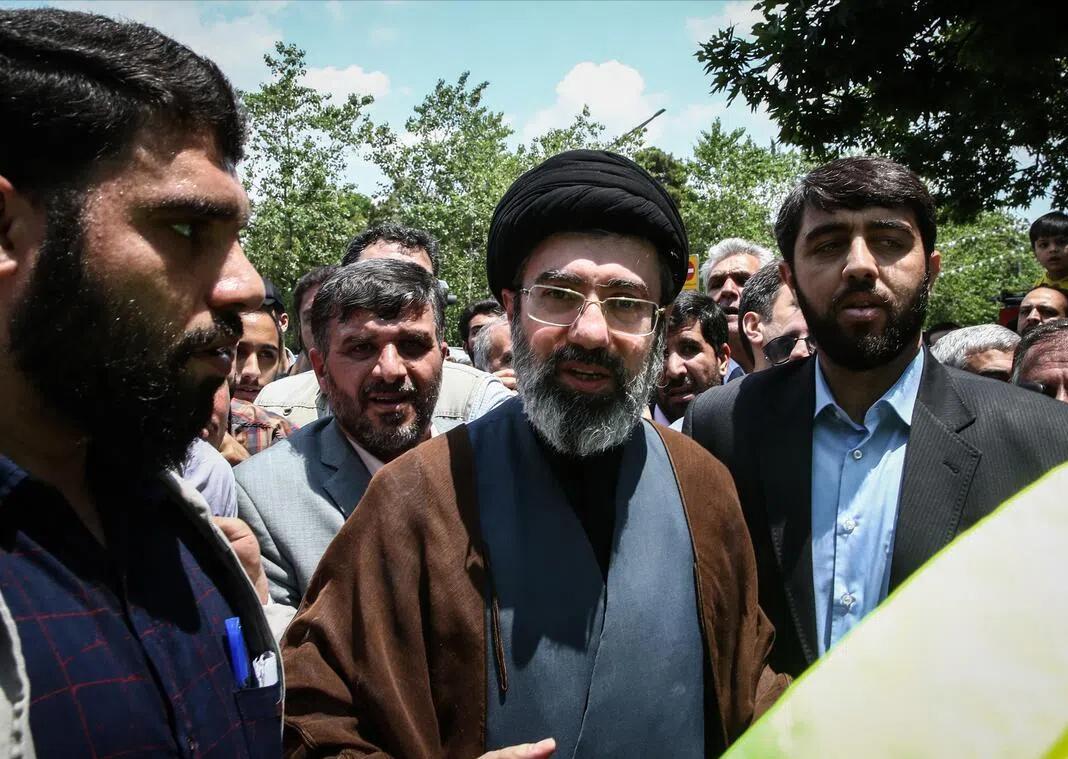 伊朗新最高领袖受伤内幕曝光：面部划伤，脚部骨折，大难不死。

3月11日，美媒C