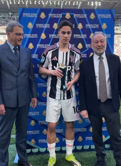 4月7日讯 尤文在本轮意甲对阵热那亚，前锋伊尔迪兹在赛前领取了意甲3月最佳年轻球