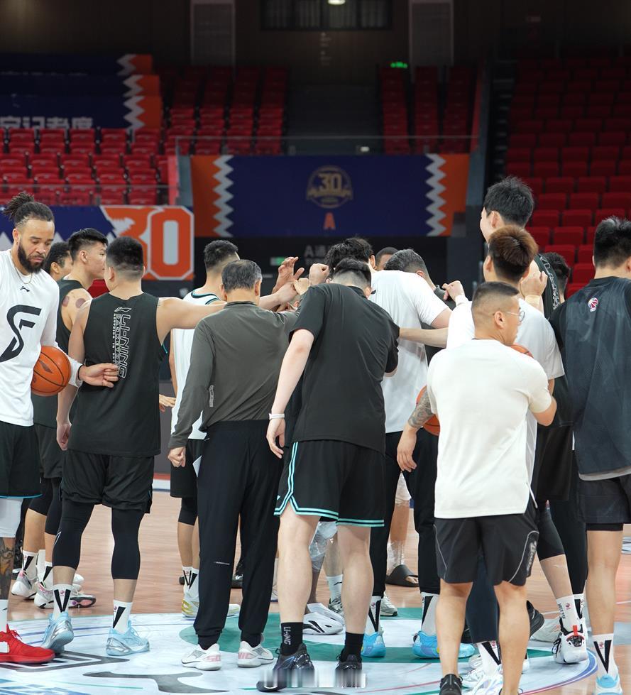 cba季后赛 北汽男篮踩场，状态不错，许导介绍，球队上轮打广东过关后，目前士气和