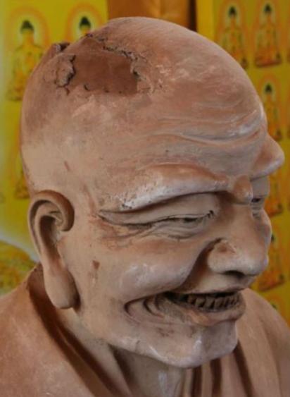 1996年，山西一农民李金锁上山砍柴，突然下起大雨，慌乱之中，他躲进一个漆黑山洞