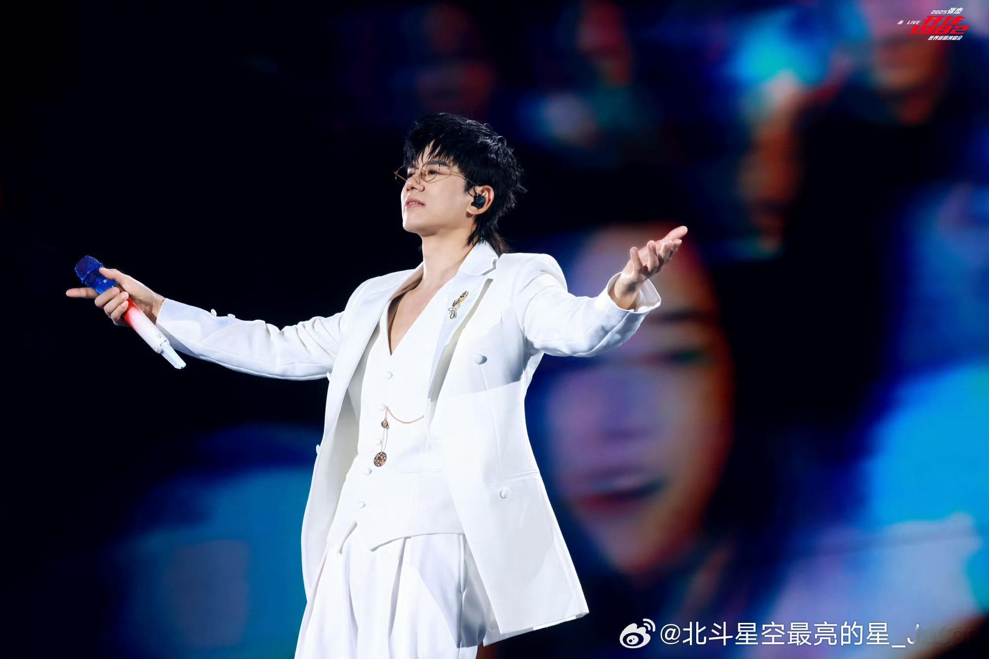 看完张杰之后只想看张杰了根本看不够啊看完之后还想再看盛大的200场幸福到不想离开