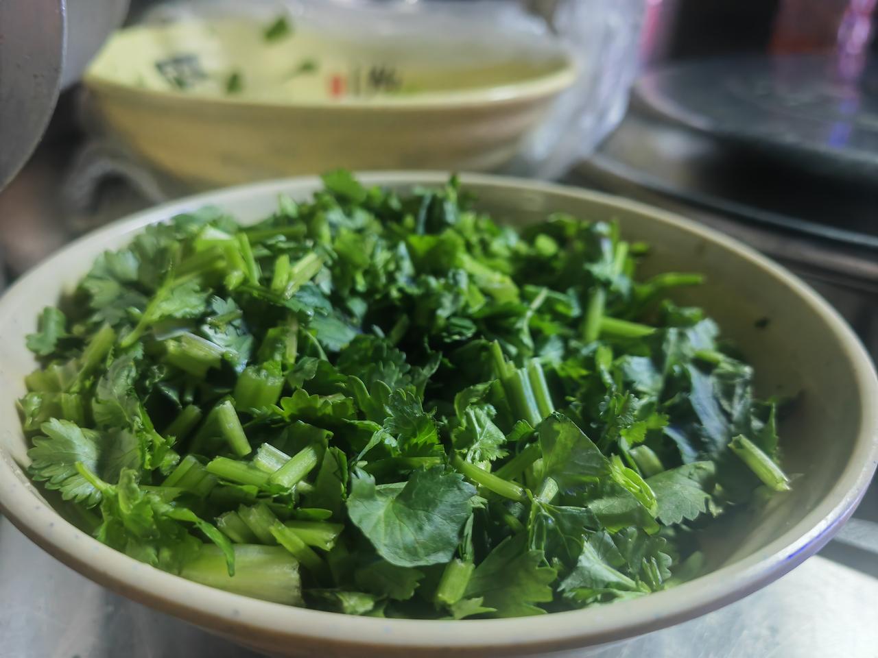 晚饭吃什么？吃点河粉加点香菜吧！[憨笑]
我喜欢吃香菜，多少都可以吃。但我不喜欢