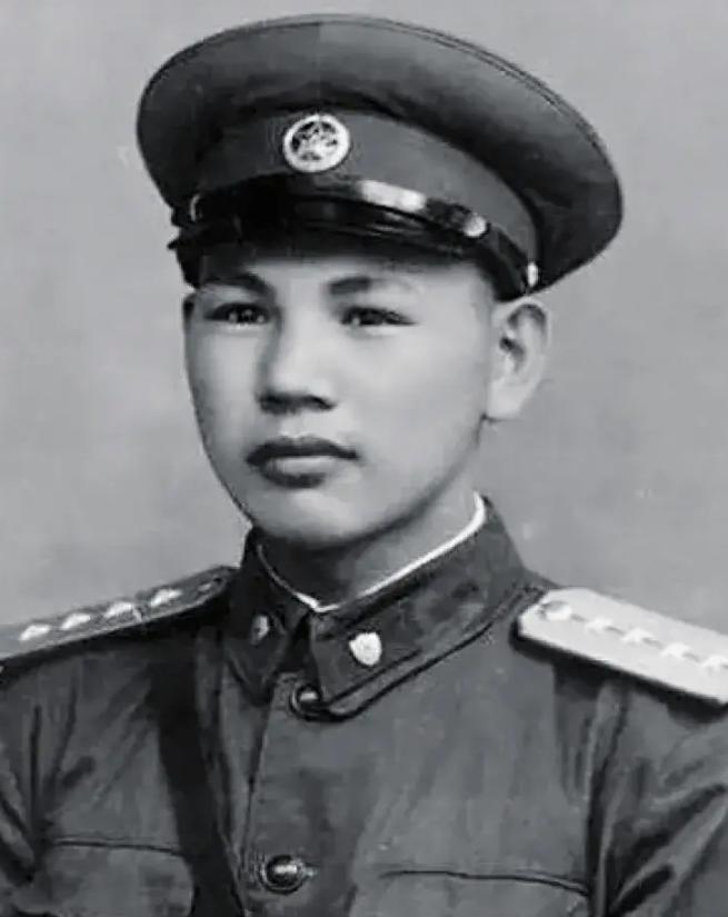 1945年，八路军在公路上伏击日军，由于敌人太多，排长便下令撤退。一个小战士却因