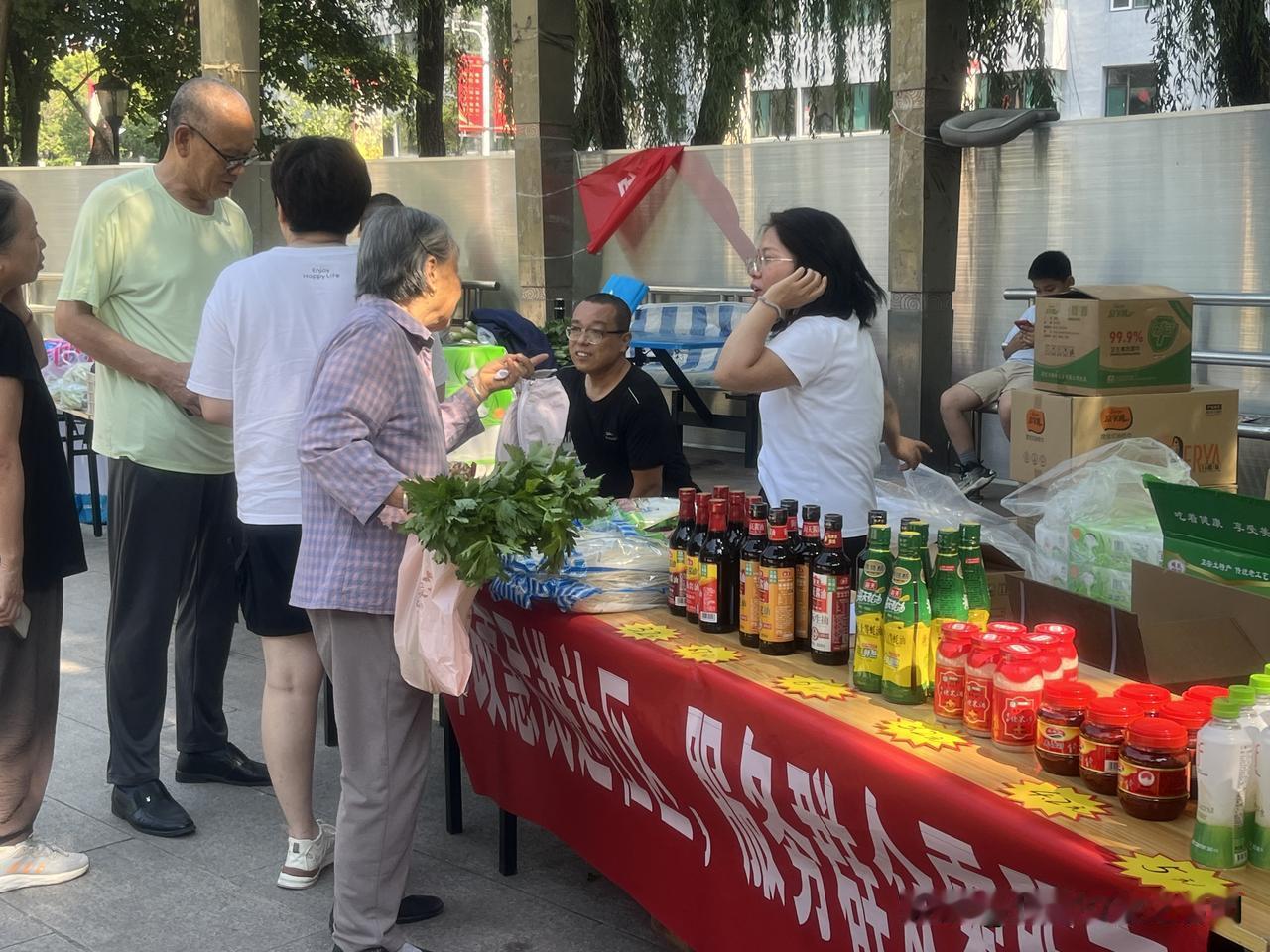 万柏林区神堂沟街道西峪社区：社邮联动送服务 便民惠民暖人心

近日，万柏林区神堂