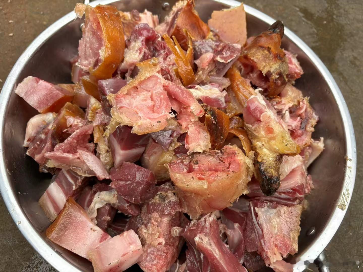 进山，距离成都3小时的深山。        吃点好食材，野生当归炖土鸡、粮食猪 