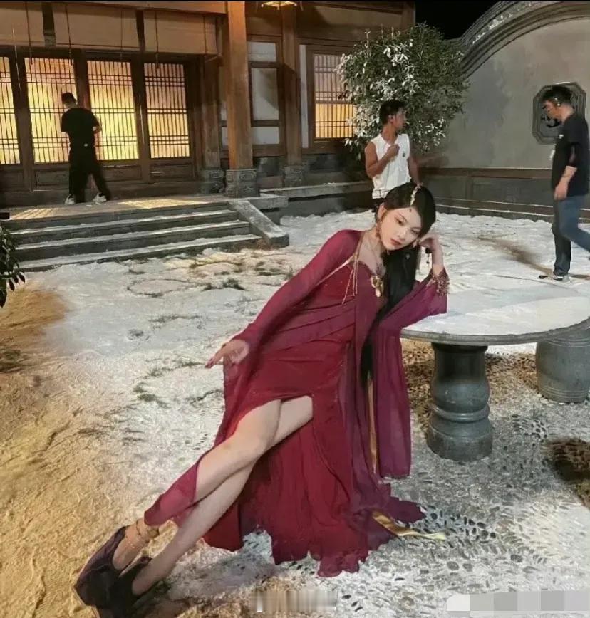 金娘子这双鞋是非穿不可吗？光脚都比这好看吧 ​ ​​​