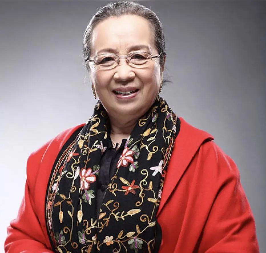 王婆的扮演者李明启，当年在《水浒传》拍摄片场，“五花大绑”捆绑着接受采访的视频，