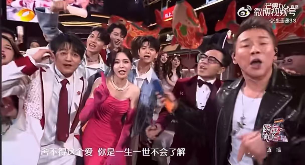 陶喆 麦给你能出声算你赢 陶喆昨晚互动超欢乐，递麦却没给全，感觉他超想唱，旁边人