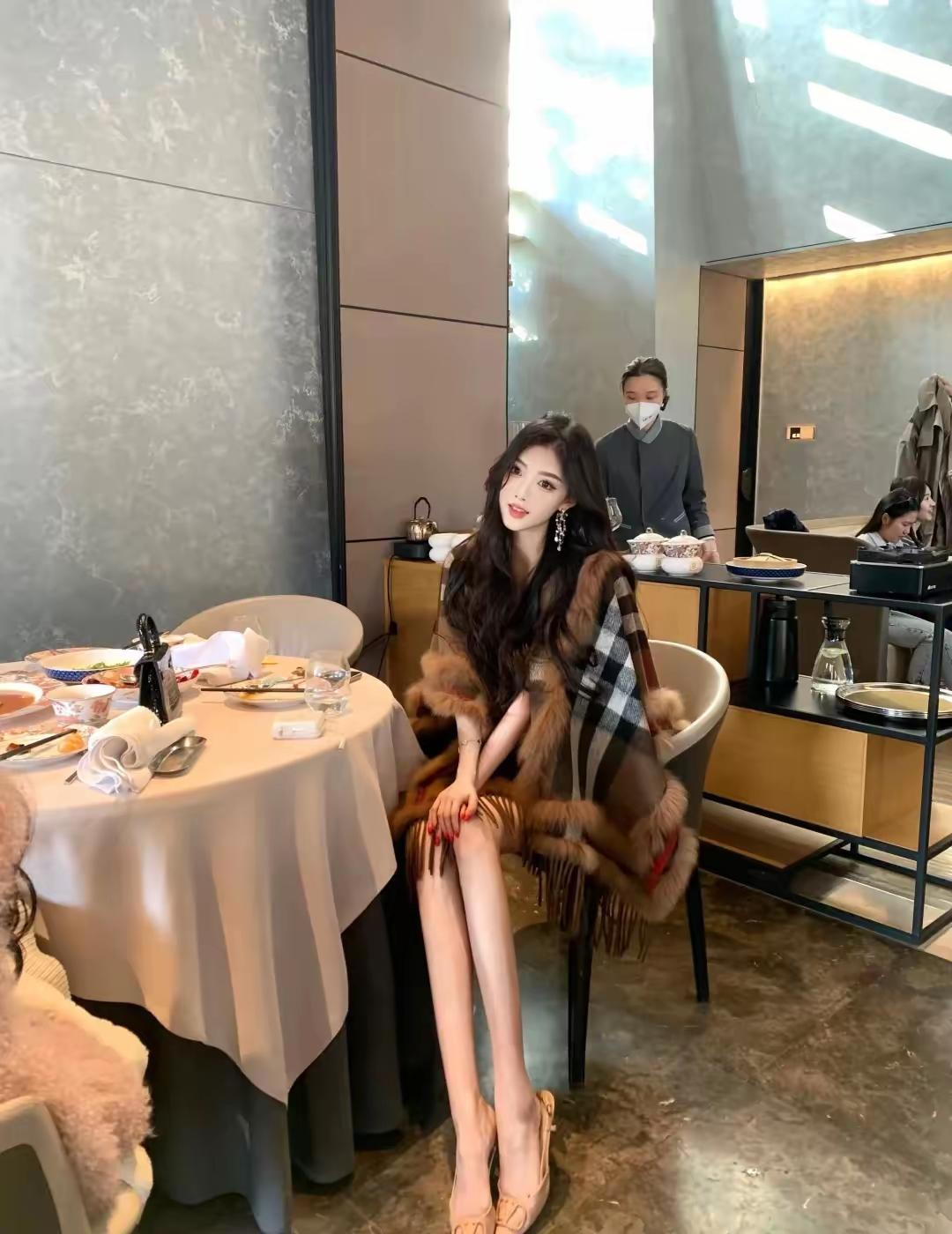 对联
上联：[作揖][作揖][作揖]；
下联：吃饱喝足。