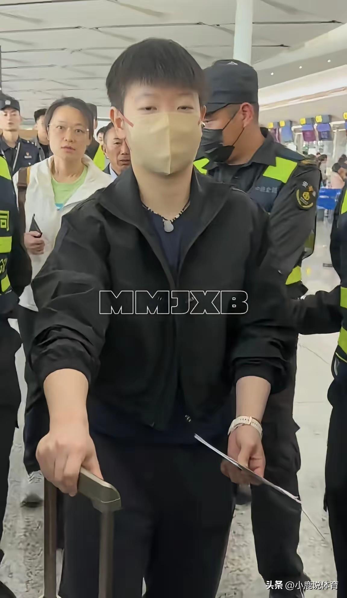 安保护莎莎至于搞得这么离谱吗？
 
根本不是球迷扎堆往前挤。
 
全是安保人墙死