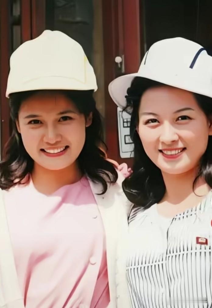 上世纪八十年代初，中国和朝鲜的美女电影演员同框。
右边这位演员，曾在朝鲜影片《无