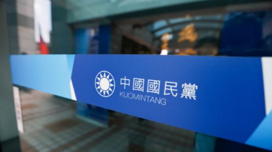 台湾作家雁默今日发文直言：“历经吴敦义，江启臣，到朱立伦，蓝营想走中间路线已9年