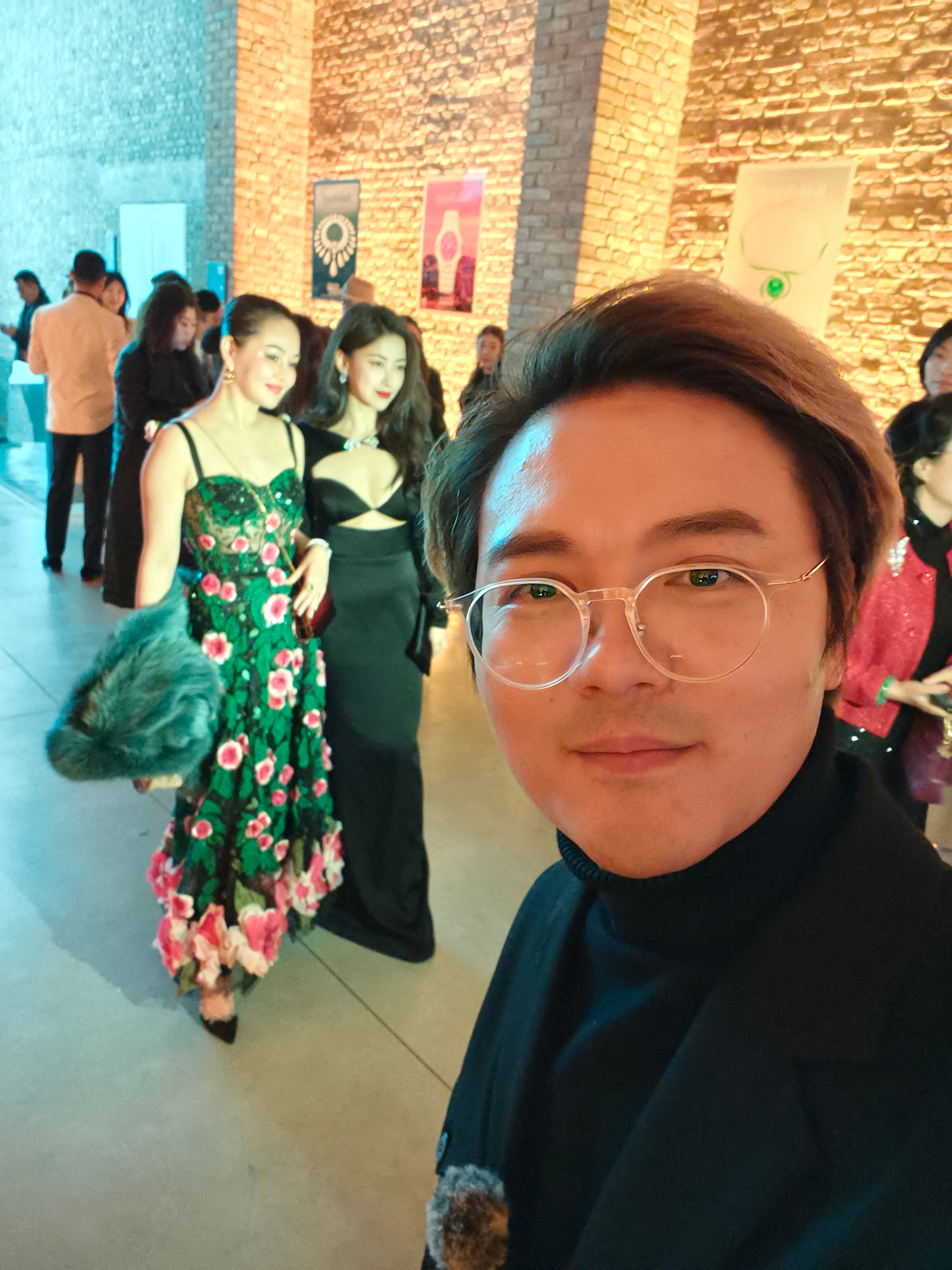 我也是好起来了竟然跟朱珠合影啦！真人比照片视频美多了……[泪][泪][泪] 