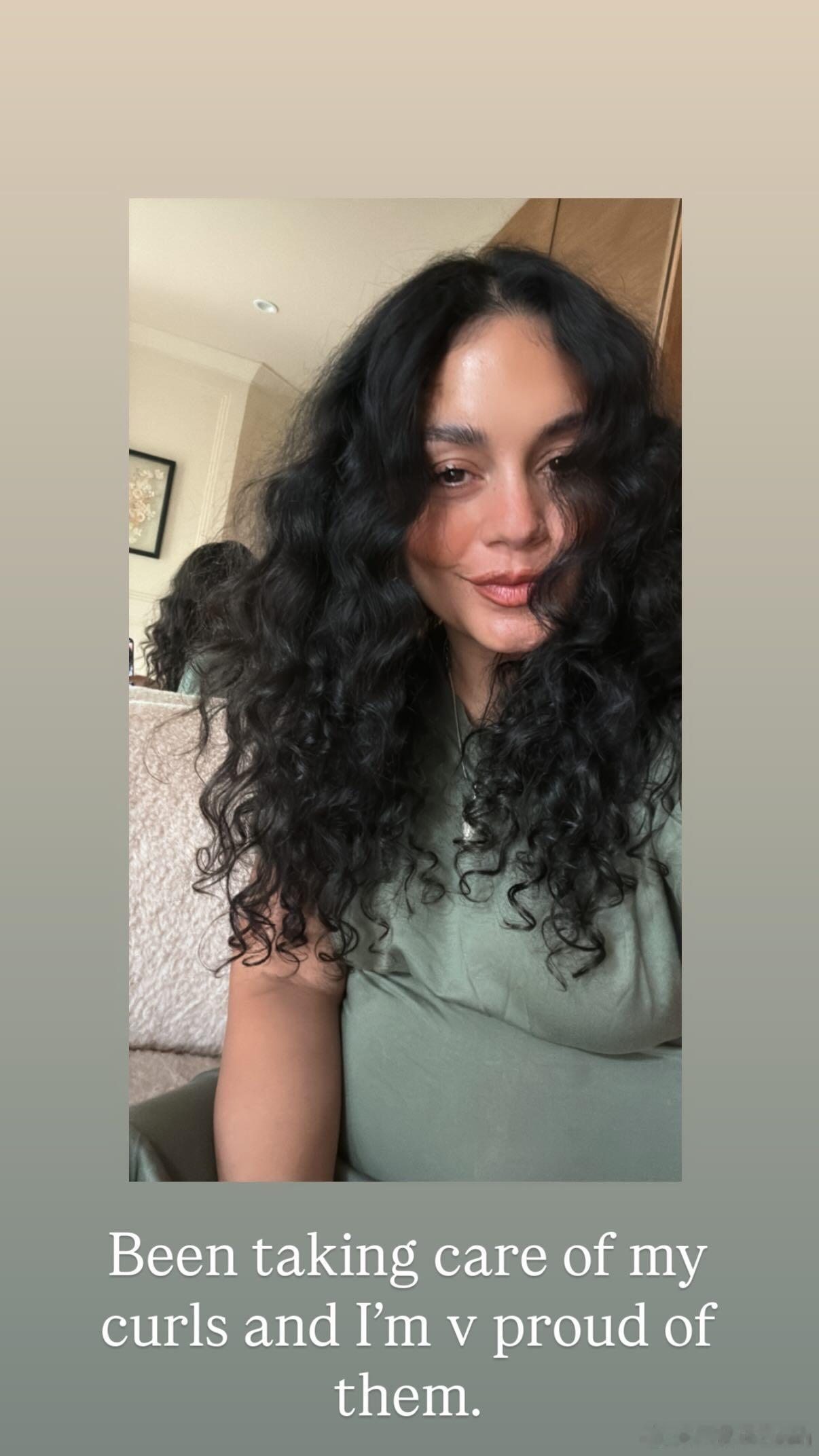 Vanessa Hudgens凡妮莎哈金斯晒新私照：守护完美的卷发 ​​​