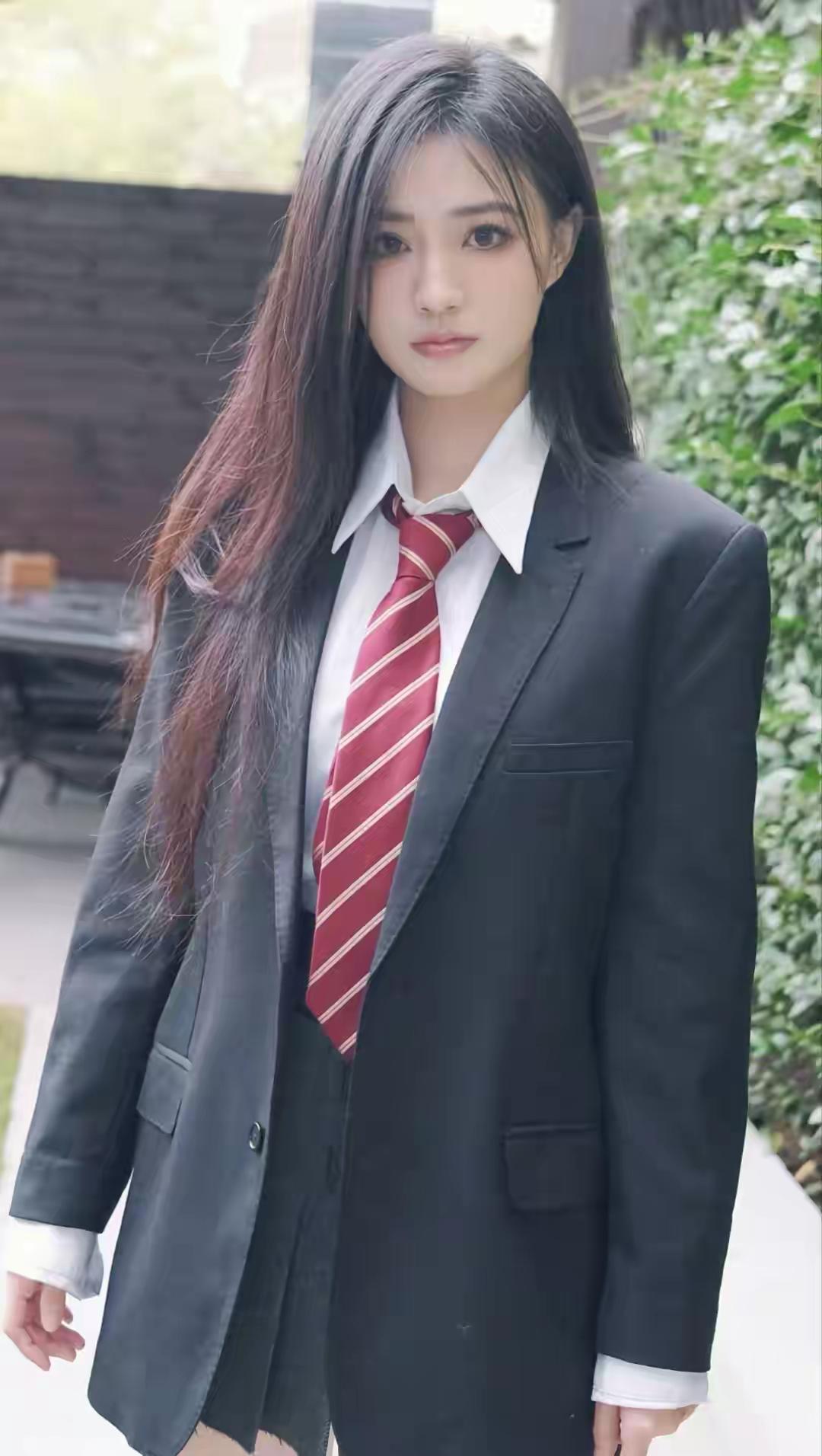 红白条纹领带，黑色西装外套，干练又不失优雅，秒变职场女神！