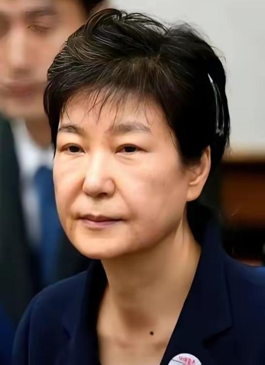 韩国政坛，真是杀疯了。尹锡悦刚被法院一审判了无期徒刑，同一天，74岁的朴槿惠养老