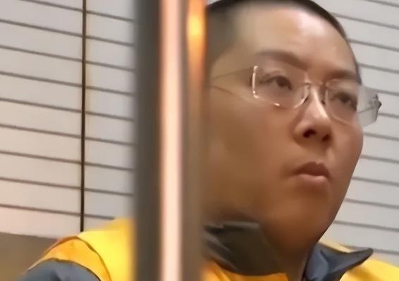 短短18个月就挥霍掉380多亿公款，平均每个月烧掉20多个亿，不仅买空奢侈品店，
