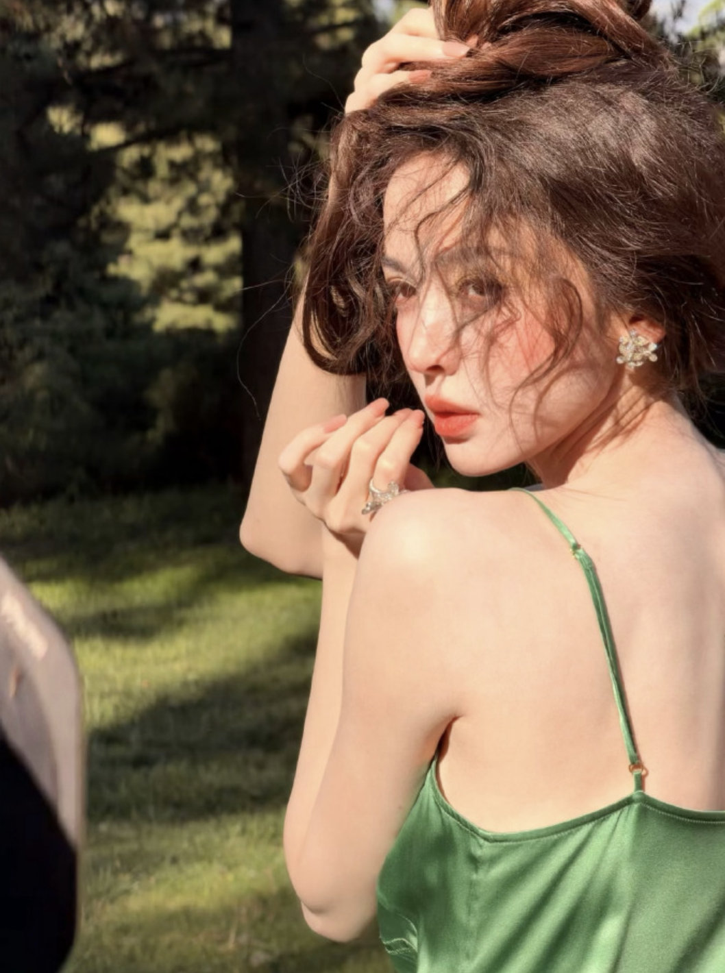 娜扎 混血洋娃娃 娜扎这组绿意满满的林间大片，温柔光影衬得她愈发温柔，穿搭清新尽